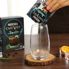 Cho 1 gói NESCAFE Tequila vào ly, rót 50ml nước ấm vào dùng muỗng khuấy cho tan hỗn hợp.