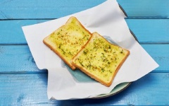 Cho bánh mì sandwich vào lò nướng trong khoảng 5 phút ở 180 độ C cho se mặt. Hoặc cho lên chảo nướng áp chảo cho mặt bánh hơi se lại là được.