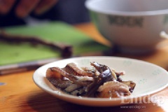 Tiếp theo, cho lươn vào, nấu sôi nhỏ lửa. Khi thấy thịt lươn, thịt gà chín, vớt ra. Xé thịt gà ra, để riêng. Làm tương tự với lươn, phần xương gà tiếp tục cho vào nồi nước dùng, nấu thêm 1 giờ.