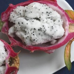Trước khi ăn, lấy kem ra để khoảng 5 phút, cho kem lại vào máy xay sinh tố, xay hơi nhuyễn là được. Nếu muốn kem thêm bắt mắt, có thể cho màu thực phẩm vào nhé!