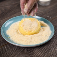 Phô mai Mozzarella cắt khôi tròn, lăn qua bột mỳ, sau đó lăn qua trứng gà, bột cà mỳ, nắn đều. Sau đó lăn qua một lớp trứng gà và bột cà mỳ nữa.