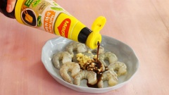 Rửa sạch 200gr tôm, bóc vỏ, lấy chỉ lưng, bỏ đi phần đầu và đuôi của tôm. Ướp tôm với 10gr tỏi băm, 1 muỗng canh nước tương Maggi trong 15 phút. Sau đó đem áp chảo với dầu ăn đến khi tôm vàng mặt.