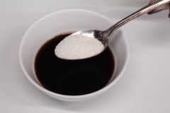 Cách làm nước tương tỏi ớt: Hòa tan 4 muỗng canh nước tương với 1 muỗng canh đường trắng trong chén.