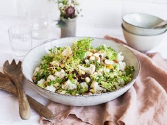 Thưởng thức ngay món Salad bông cải xà lách đậu gà thôi nào. Những bữa ăn gia đình của cả nhà sẽ thêm phần ngon miệng cũng như không có cảm giác ngán nhờ vào món salad thanh mát, dễ làm và hấp dẫn này. Hãy thử làm ngay kiểu salad này nha.