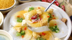 Bày bánh bèo chén ra dĩa, rưới thêm mỡ hành, tôm cháy, bánh mì giòn (có thể thay thế bằng da heo chiên giòn), rưới nước mắm lên và thưởng thức thôi.