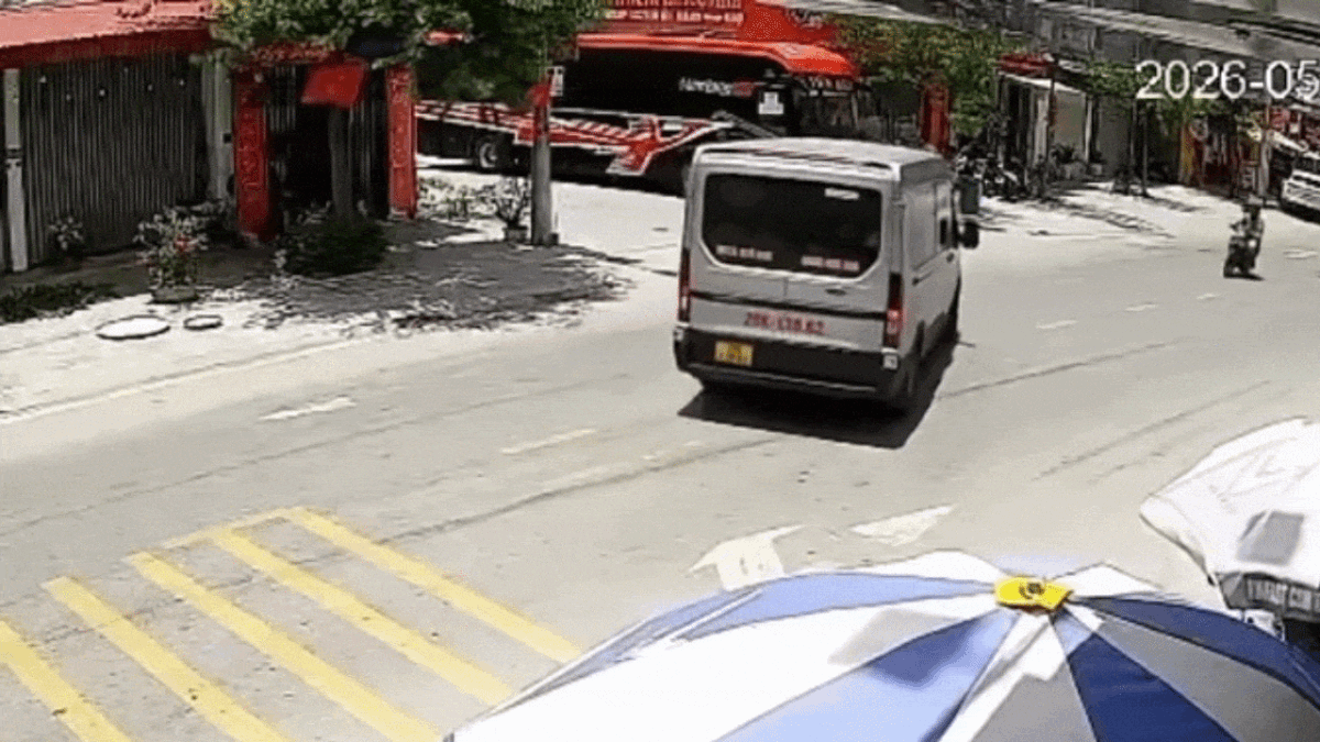 Clip: Xe máy phóng nhanh đâm đuôi ôtô, hai người văng sang vỉa hè - Báo Tiền Phong