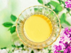 2 lòng đỏ trứng gà còn lại bạn cho 1 thìa rượu trắng, 30ml nước và khuấy đều cho tan trứng, hỗn hợp này sẽ làm lớp trứng trên cùng. Khi khuôn trứng trong xửng đã chín thì bạn rưới đều hỗn hợp lòng đỏ trứng vừa khuấy khi nãy vào cùng, sao cho lòng đỏ trứng chùm kín lớp trứng vừa hấp là được. Đậy vung và hấp thêm khoảng 5 phút nữa là tắt bếp.