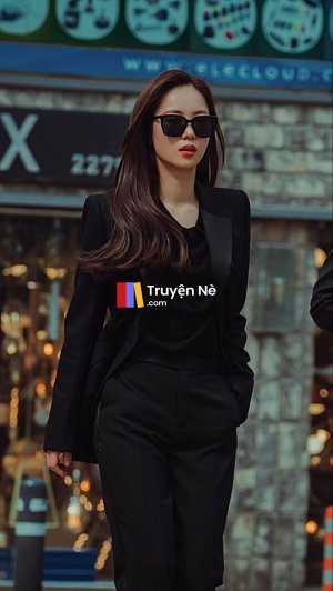 Ai Là Người Đứng Ngoài Khung Hình