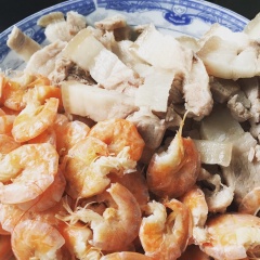 Tôm mua về rửa sạch, chấy tôm với hành tím cùng hỗn hợp gia vị muối, tiêu và nước mắm. Thịt ba chỉ luộc xong thái lát mỏng thôi nhé