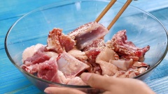 Ướp vào thịt vịt 1 muỗng canh nước mắm, 1 muỗng canh hạt nêm, 1 muỗng cà phê bột ngọt, ướp trong vòng 15 phút cho thịt thấm gia vị.