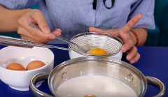 Trộn hỗn hợp bột bắp, sữa tươi, và 2 lòng đỏ trừng gà, khuấy cho nhuyễn.