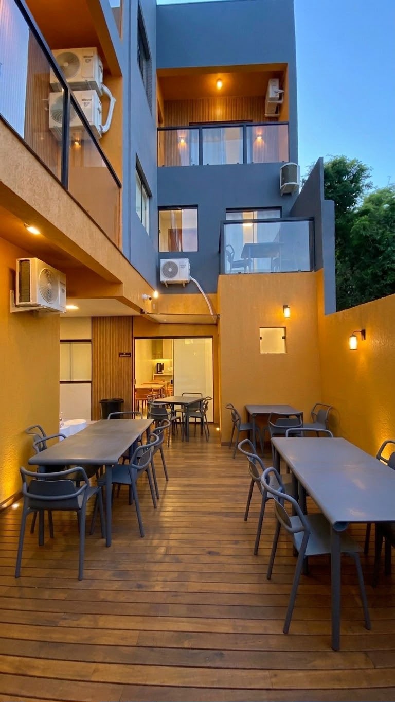 Deck externo em madeira com mesas