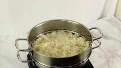 500gr gạo nếp đem vo sạch, sau đó ngâm với nước trong vòng 3-4 giờ cho gạo nở mềm. Ngâm xong, bạn vớt gạo ra, để ráo nước, trộn với 1 muỗng cà phê muối và 1 muỗng canh dầu ăn. Sau đó cho xôi vào xửng hấp 20 phút.