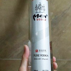 Nấu 500ml nước cùng 40gr muối hột, cho tan muối, để nguội. Nước muối nguội hẳn thì sau đó, cho 10gram ớt tươi giã nát + 15gr ớt bột + 100ml rượu vào khuấy đều. Đậy kín nồi và để đó chờ 2 ngày sau đậu lên men thì dùng hỗn hợp nước muối và ớt này để ngâm đậu.