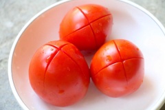 Cà chua rửa sạch, khứa chữ thập ở phần đầu cà chua. Đun sôi nước, cho cà chua vào, chần sơ qua cho cà mềm. Gắp ra, bóc vỏ cà chua, cắt hạt lựu nhỏ. Hành tây bóc vỏ, cắt mỏng.