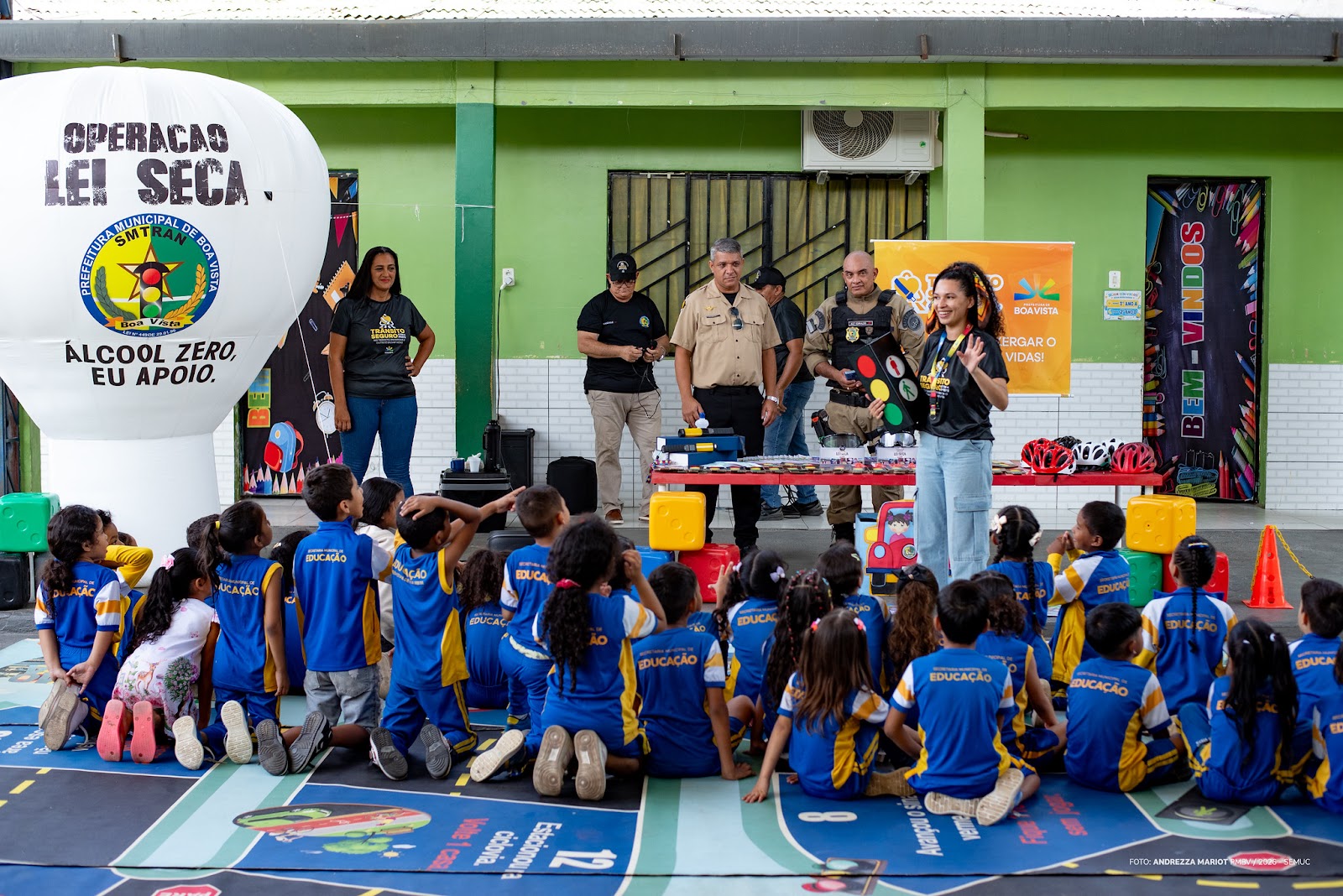 Alunos de escola municipal entram em viatura da SMTRAN durante ação de segurança viária em Boa Vista.