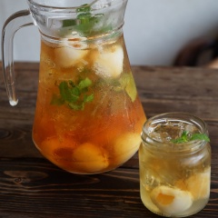 Bên cạnh trà đào, trà vải chính là thức uống được yêu thích cực kì trong mùa hè nắng nóng. Uống một ngụm trà vải, hương vị chan chát, thơm thơm, ngọt ngọt, chua chua hài hòa, tan vào đầu lưỡi, thấm đến tận từng tế bào, khiến cảm giác háo nước và nóng bức nhanh chóng tiêu tan, thay vào đó và tinh thần sảng khoái cực kì. Bạn đã sẵn sàng để thử chưa?