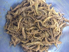 Sên thịt: Thịt keo lại rồi, cho ra tô để nguội cho bay bớt hơi nước. Chia 1kg thịt này ra làm 3 phần, trãi ra đĩa rồi cho vào lò vi sóng quay 3-4 phút (vi sóng sẽ làm thịt khô từ trong ra ngoài). Dùng chảo chống dính sên tiếp trên bếp sao cho sợi thịt khô từ ngoài vào, tơi từng sợi thịt. Nếu chảo chống dính không tốt sẽ bị cháy khét ở đáy, thịt ướt nhoét không tơi.