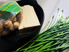 Bông hẹ mua về cắt bỏ phần gốc, nấm thái bỏ phần rễ và rửa thật sạch. Phần hẹ các bạn cắt làm 4 khúc cho dễ ăn nhé, một số bạn không thích có thể bỏ phần đầu của bông hẹ.