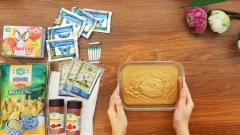 Chuẩn bị 1 chiếc khuôn để đựng pudding, xịt chống dính lên khuôn sau đó cho hỗn hợp pudding vào. Đem nướng 3 tiếng ở 140 độ C. Sau đó để bánh nguội rồi bọc kín, cho vào tủ lạnh đến khi thưởng thức.