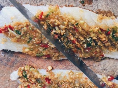 Trải một miếng cá ra trước, lấy phần lưng con dao dăm nhẹ lên bề mặt thịt cá. Chia đều hỗn hợp sả ớt theo số lượng cá, tránh để bị dư. Múc một phần sả ớt vào giữa rồi quết đều sao cho trải khắp bề mặt thịt cá. Dùng lưng dao dăm một lần nữa rồi nhẹ nhàng úp đôi cá lại (như hình).