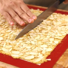 Cho bánh vào lò nướng đã được làm nóng trước đó 10 phút, nướng ở nhiệt độ 160 độ trong vòng 20 phút, lấy khay bánh ra nhanh tay dùng dao cắt bánh thành miếng vuông vừa ăn, rồi tiếp tục cho bánh vào lò nướng 110 độ 30 phút sao cho bánh vàng đều như mong muốn thì lấy bánh ra để nguội.
