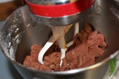 Chia ra 2 phần : Phần 1 giữ nguyên. Phần 2 cho bột cacao vào bóp trộn đến khi khối bột quyện đều thành màu nâu.