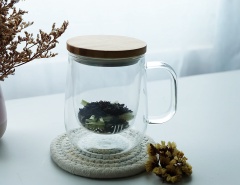 Cho xả và trà đen vào ly, tráng sơ qua 1 ít nước sôi để khoảng 5-10 giây, sau đó cho khoảng 200-250ml nước sôi vào. Ủ trà khoảng 5-7 phút.