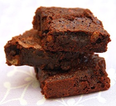 Brownies sau khi chín cắt ra làm 16 miếng vuông nhỏ xếp ra đĩa và thưởng thức. Bánh có thể bảo quan trong tủ lạnh trong vòng 4-5 ngày bằng cách đậy một lớp giấy nến lên trên cho bánh khỏi khô.