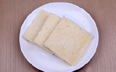 Bánh mì sandwich cắt bỏ viền màu vàng bên ngoài, cho ra đĩa.