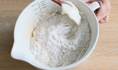 Cho tất cả nguyên liệu vào âu theo thứ tự từ khô (bột mì, bột sữa, đường, muối) đến nguyên liệu ướt (hỗn hợp men, bột nước tangzhong, trứng gà đánh tan), dùng thìa gỗ trộn đều. Sau đó dùng máy đánh trứng cầm tay nhồi 10-12 phút đến khi bột dẻo mịn.