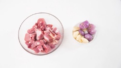 Sườn non chặt khúc vừa ăn. Rửa sạch sườn rồi dùng giấy thấm khô cho sườn dễ thấm gia vị khi tẩm ướp. Tỏi và hành lột vỏ lụa, thái lát mỏng. Ướp sườn với 1 muỗng canh rượu gạo, ½ muỗng canh nước tương, 1 muỗng cà phê nước màu trong 15 phút cho thấm vị.