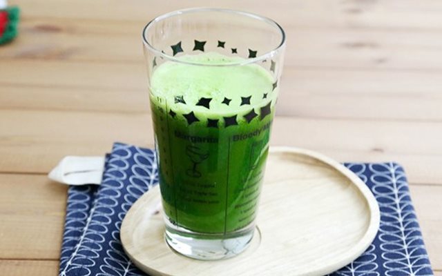 Nước Ép Táo Và Cải Bó Xôi