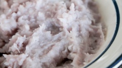 Lấy một tô khoai môn ra để riêng, cho thêm đường vào khoai môn (tỉ lệ khoai môn : đường là 10:1) rồi nghiền nát.