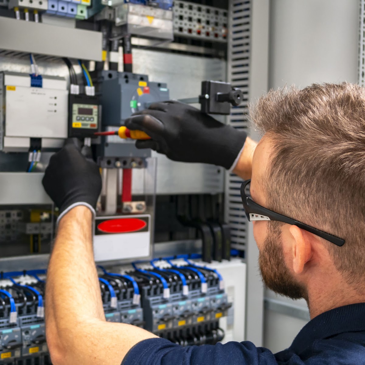 Electricista profesional trabajando en cuadro electrico industrial en Tenerife para emitir certificado CIE