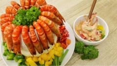 Như vậy là bạn đã có món tôm hấp nước cốt dừa xốt Cocktail rồi đó. Vị tôm tươi ngọt, thơm lừng vị dừa hoà quyện với xốt cocktail béo béo, chua ngọt đậm đà không chỉ đẹp mắt mà cũng rất ngon miệng nữa đó.