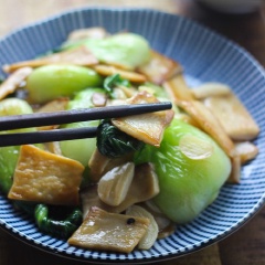 Nấm đùi gà xào cải thìa vừa đơn giản, vừa có hương vị ngon lành, là một trong những món ăn giúp tạo thêm phần hấp dẫn cho mâm cơm đấy. Còn chờ gì mà chúng ta không làm ngay nào.