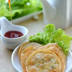 Rau xà lách rửa sạch. Dọn bánh ra đĩa có xếp xà lách và chút đồ chua. Trông món ăn sẽ vừa bắt mắt lại giúp chống ngán khi ăn kèm.