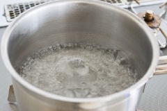 Đun sôi khoảng 1 chén nước lọc với 50g đường trắng. Vừa nấu vừa khuấy đều để đường tan hết, để nguội.