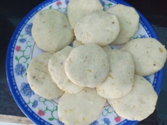 Thoa dầu ăn lên tay, nặn hình chả chay từng lát vừa ăn.
