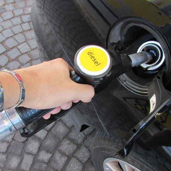 Nga Ngừng Xuất Khẩu Diesel Giữa Làn Sóng Tấn Công Mạnh Mẽ Của Ukraine Vào Các Nhà Máy Lọc Dầu