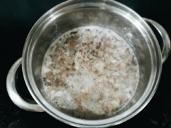 Làm nóng dầu ăn trong nồi, cho thịt heo bằm vào, đảo đều 1 phút. Đổ 500ml nước vào, nấu sôi.