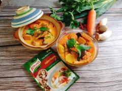 Vậy là xong rồi đó. Cùng trang trí thôi. Nhớ cho tí rau ngò gai sắt nhuyễn và cộng rau quế cho thơm nhé. Khi ăn nước cà ri thơm, ngọt của nước dừa và các loại củ tiết ra, beo béo của sữa và nước cốt dừa, khi cắn vào từng loại củ, nấm thì ta nói nó bùi bùi day day... thật sự tất cả hòa quyện vào nhau đậm đà khó tả. Ăn kèm với bún hay bánh mì đều hết sảy à nghe, không thể diễn tả hết độ ngon của nồi cà ri chay, nào cùng vào bếp nấu ngay thôi