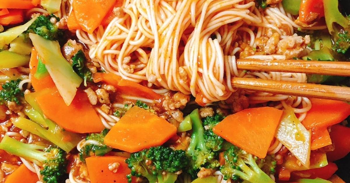 Bún thịt xào rau củ