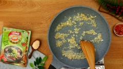 10gr tỏi, 10gr hành tím băm nhuyễn, 50gr tôm khô ngâm nở cho mềm rồi giã nhuyễn, 80gr cà rốt cùng 80gr cải rổ, 80gr ớt chuông đỏ và 80gr cần tây cắt sợi dài. Sau đó, làm nóng chảo, hành tỏi băm nhuyễn phi thơm, tiếp đến cho tôm khô đã giã nhuyễn vào, sau đó cho tiếp cà rốt, cải rổ, ớt chuông đỏ và cần tây đảo đều và nêm thêm 2 muỗng canh Tương sa trà, 2 muỗng canh Tương xá xíu, 2 muỗng canh Tương hấp cá Lee Kum Kee và 1 muỗng canh Hạt nêm xương hầm rong biển Vedan.