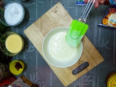 Rây bột vào tô, lần lượt thêm baking power, muối, đường, bơ, vani, sữa chua và sữa vào tô, trộn đều hỗn hợp bột.