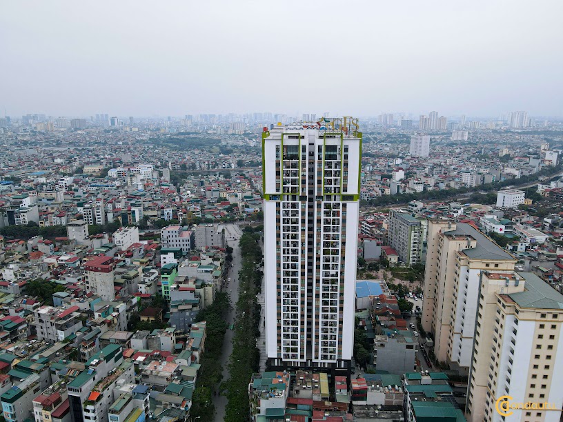 <p>Được tư vấn thiết kế bởi những kỹ sư hàng đầu của Việt Nam, căn hộ của Five Star Garden mang đến vẻ đẹp tinh tế, sang trọng. Các căn hộ được thiết kế với không gian mở gồm logia và nhiều cửa sổ giúp đón ánh sáng và gió trời vào trong từng ngóc ngách của căn hộ mang đến cảm giác thư giãn và thoải mái sau những giờ phút làm việc căng thẳng và mệt mỏi.</p>
<p>Nội thất của chung cư Five Star Garden được chủ đầu tư chú trọng khi trang bị full nội thất cao cấp từ những nhãn hàng nổi tiếng trong và ngoài nước đem lại sự tiện nghi cho gia chủ.</p>