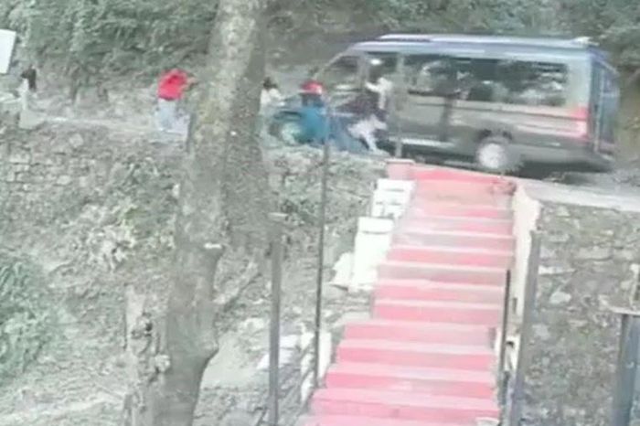 Xe du lịch bất ngờ trôi ngược xuống dốc, hành khách nhảy khỏi xe trong hoảng loạn - Tạp chí Doanh Nghiệp Việt Nam