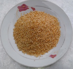 Mè trắng rang qua cho thơm. Múc chè ra đĩa, rắc mè trắng lên là món chè con ong đã hoàn thành!