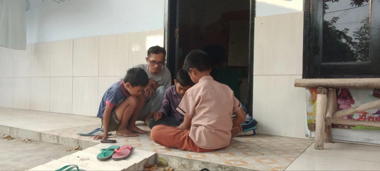 Asik Main Ular Tangga di Teras